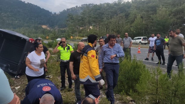 Foto - Eski Bakan Nihat Zeybekci trafik kazası geçirdi! Araç hurdaya döndü