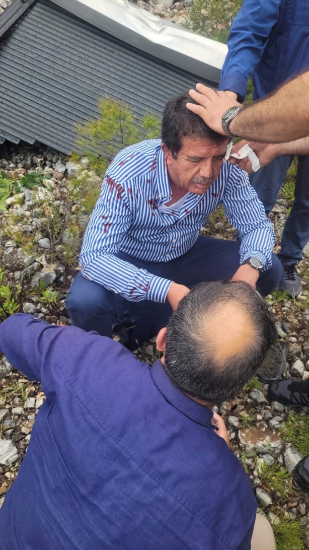 Foto - Eski Bakan Nihat Zeybekci trafik kazası geçirdi! Araç hurdaya döndü