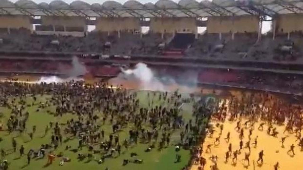 Eski başbakanın cenazesinde katliam! Stadyumu kan gölüne çevirdiler