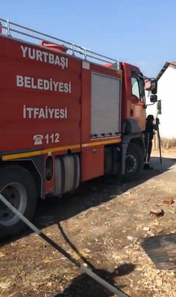 Foto - Eski belediye başkanına ait ahırsa yangın!