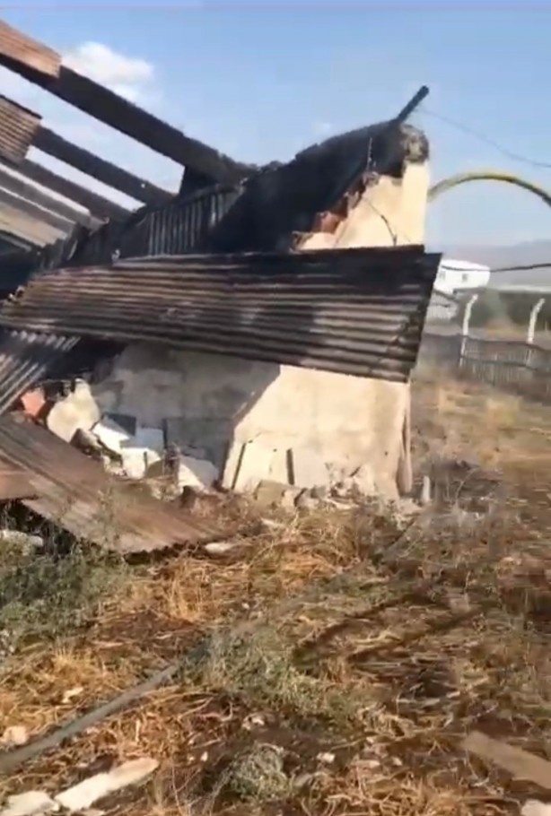 Foto - Eski belediye başkanına ait ahırsa yangın!