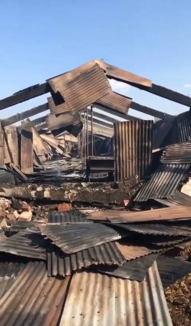 Foto - Eski belediye başkanına ait ahırsa yangın!