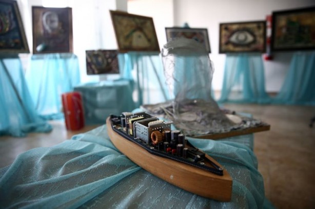 Foto - Eski bilgisayar parçalarından sanat eseri tablolar