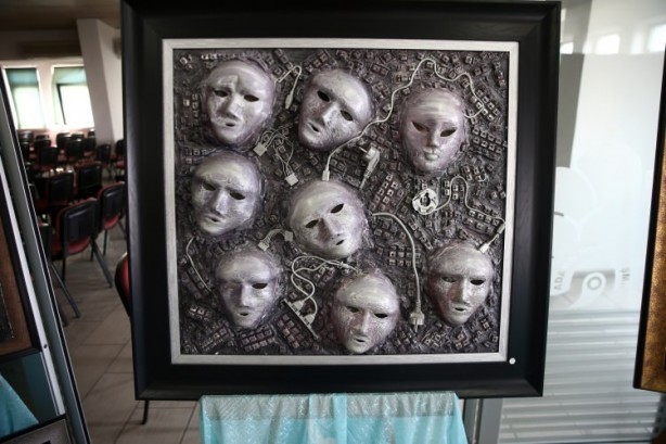 Foto - Eski bilgisayar parçalarından sanat eseri tablolar