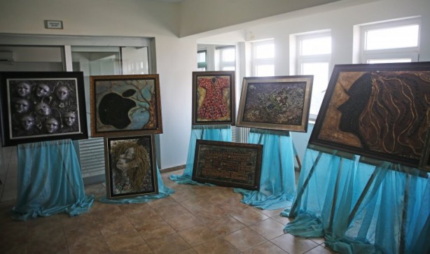 Foto - Eski bilgisayar parçalarından sanat eseri tablolar