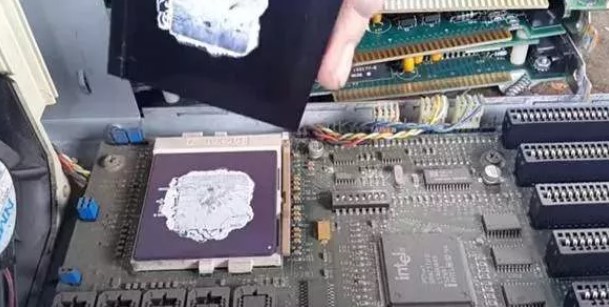 Foto - Eski bilgisayarlarınızı sakın atmayın! İçinde altın kaynıyor