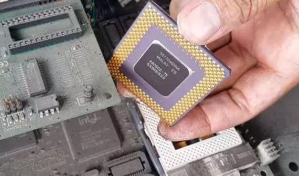 Eski bilgisayarlarınızı sakın atmayın! İçinde altın kaynıyor