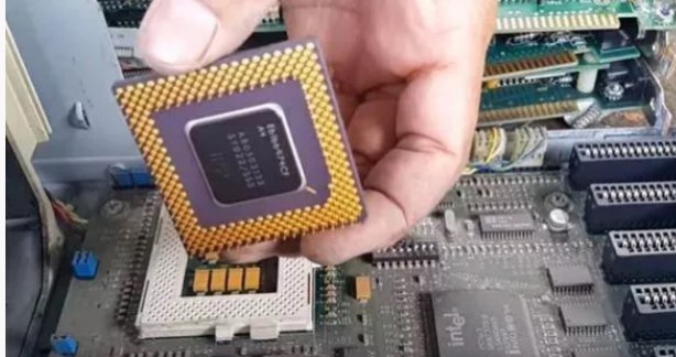 Foto - Eski bilgisayarlarınızı sakın atmayın! İçinde altın kaynıyor