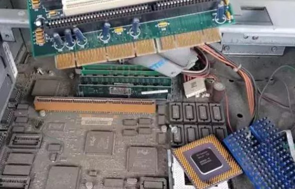 Foto - Eski bilgisayarlarınızı sakın atmayın! İçinde altın kaynıyor