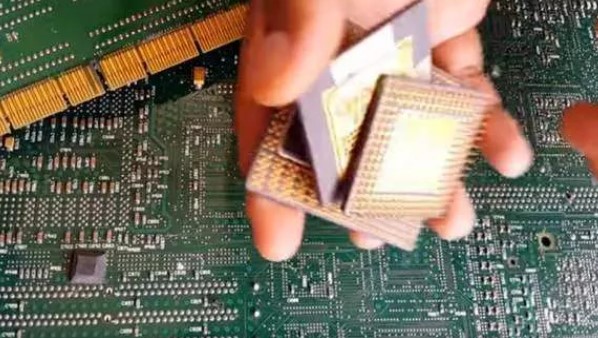 Foto - Eski bilgisayarlarınızı sakın atmayın! İçinde altın kaynıyor