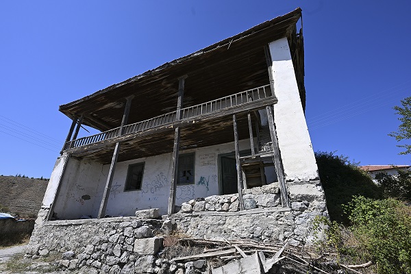 Eski camilere fotoğraflarıyla ışık tutuyor