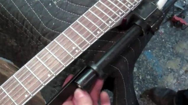 Foto - Eski gitarı çöpe atmadı! Bakın ne yaptı...