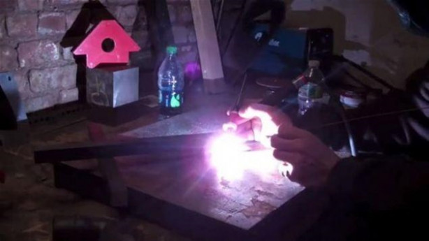 Foto - Eski gitarı çöpe atmadı! Bakın ne yaptı...