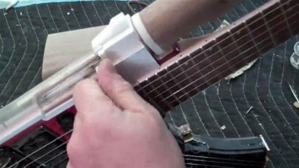 Foto - Eski gitarı çöpe atmadı! Bakın ne yaptı...