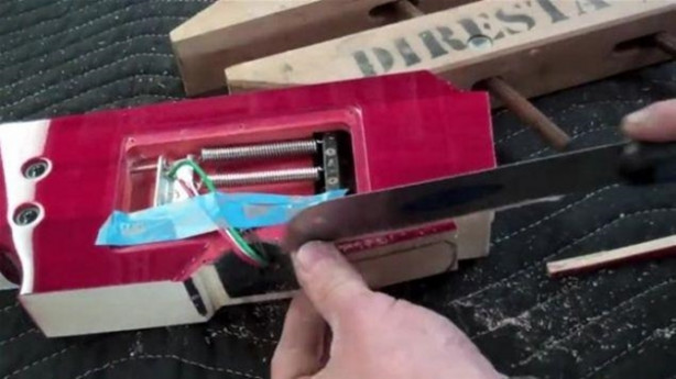 Foto - Eski gitarı çöpe atmadı! Bakın ne yaptı...