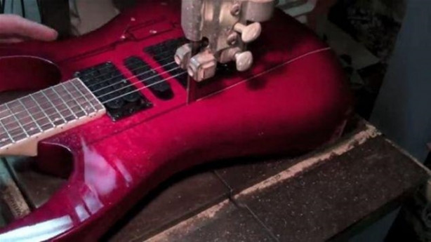 Foto - Eski gitarı çöpe atmadı! Bakın ne yaptı...