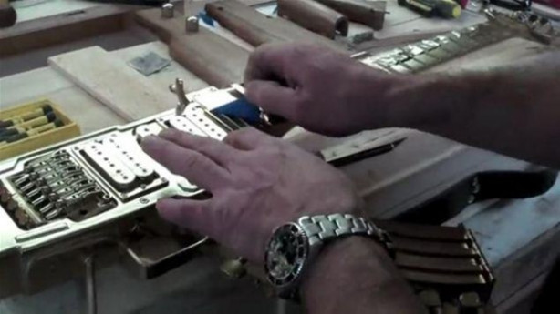 Foto - Eski gitarı çöpe atmadı! Bakın ne yaptı...