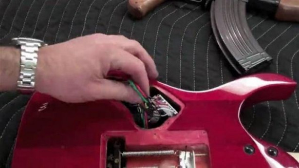 Foto - Eski gitarı çöpe atmadı! Bakın ne yaptı...