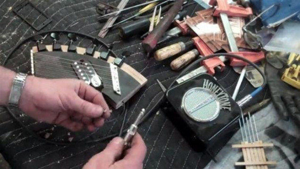 Foto - Eski gitarı çöpe atmadı! Bakın ne yaptı...