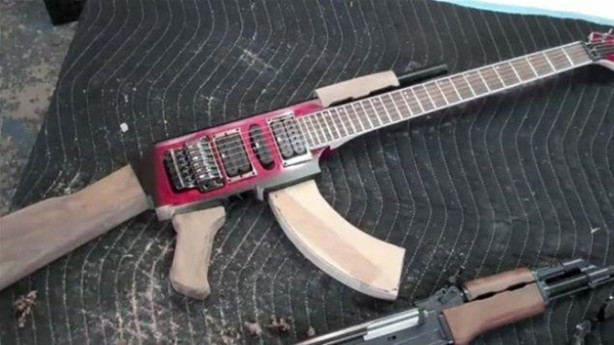 Foto - Eski gitarı çöpe atmadı! Bakın ne yaptı...