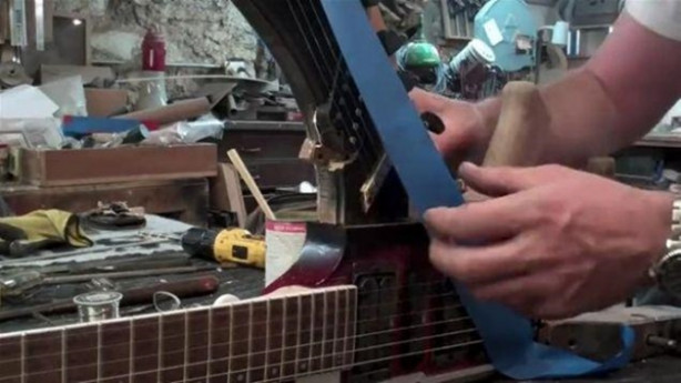 Foto - Eski gitarı çöpe atmadı! Bakın ne yaptı...