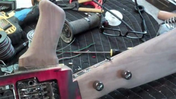 Foto - Eski gitarı çöpe atmadı! Bakın ne yaptı...