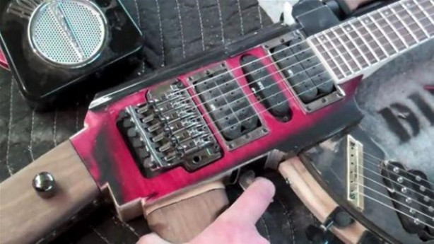 Foto - Eski gitarı çöpe atmadı! Bakın ne yaptı...