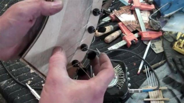 Foto - Eski gitarı çöpe atmadı! Bakın ne yaptı...