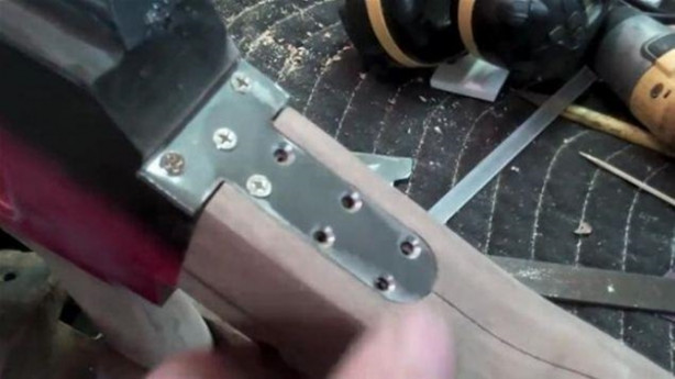 Foto - Eski gitarı çöpe atmadı! Bakın ne yaptı...