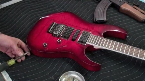 Foto - Eski gitarı çöpe atmadı! Bakın ne yaptı...