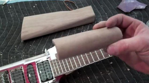 Foto - Eski gitarı çöpe atmadı! Bakın ne yaptı...