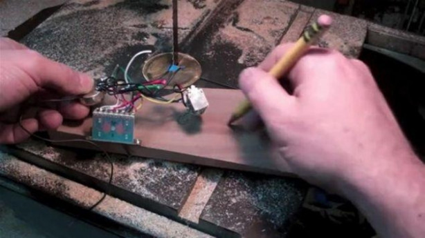 Foto - Eski gitarı çöpe atmadı! Bakın ne yaptı...