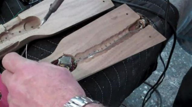 Foto - Eski gitarı çöpe atmadı! Bakın ne yaptı...