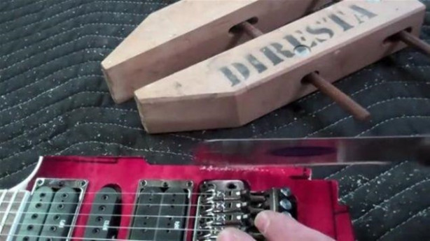 Foto - Eski gitarı çöpe atmadı! Bakın ne yaptı...