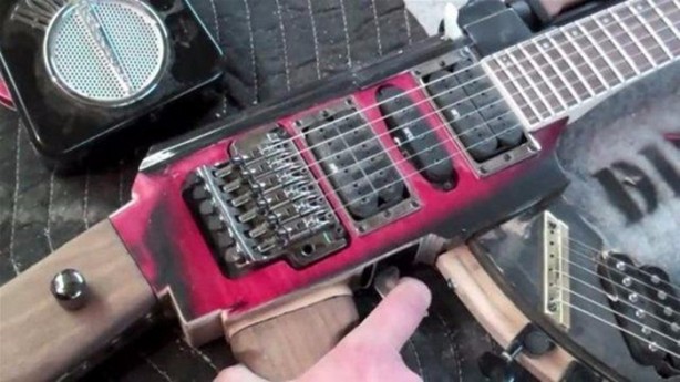 Foto - Eski gitarından bakın ne yaptı!