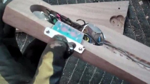 Foto - Eski gitarından bakın ne yaptı!