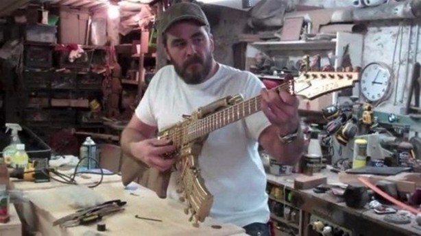 Foto - Eski gitarından bakın ne yaptı!