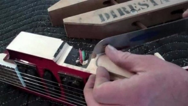 Foto - Eski gitarından bakın ne yaptı!