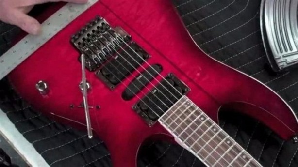  Eski gitarından bakın ne yaptı!