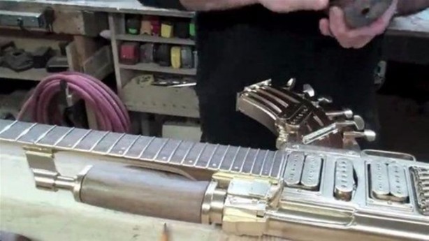 Foto - Eski gitarından bakın ne yaptı!