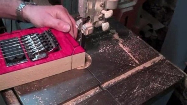 Foto - Eski gitarından bakın ne yaptı!