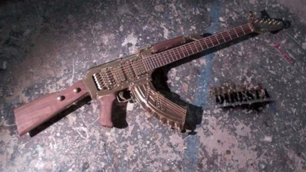 Foto - Eski gitarından bakın ne yaptı!