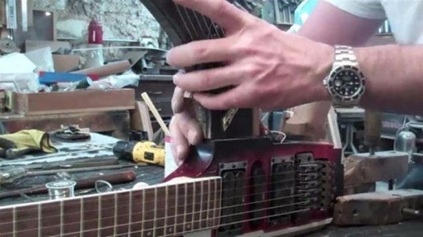 Foto - Eski gitarından bakın ne yaptı!