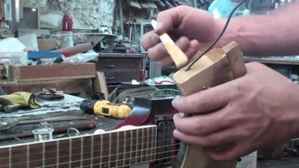 Foto - Eski gitarından bakın ne yaptı!