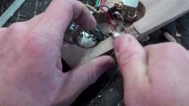 Foto - Eski gitarından bakın ne yaptı!