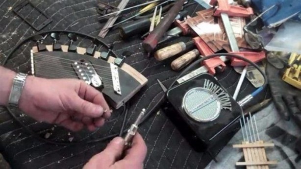 Foto - Eski gitarından bakın ne yaptı!