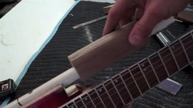 Foto - Eski gitarından bakın ne yaptı!