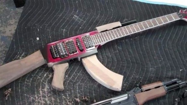 Foto - Eski gitarından bakın ne yaptı!