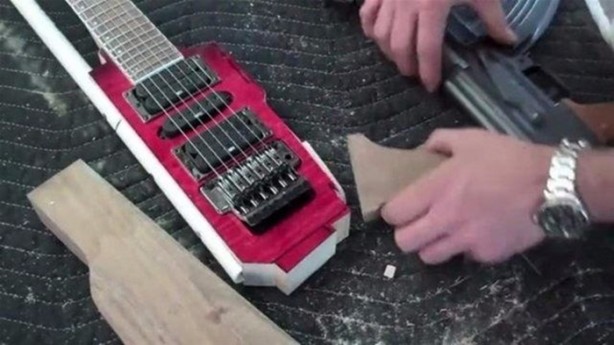 Foto - Eski gitarından bakın ne yaptı!