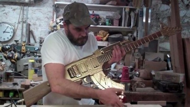 Foto - Eski gitarından bakın ne yaptı!